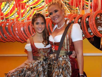 Gefiedertes Doppelpack: Claudia Effenberg mit ihrer Tochter Lucia kam zur jährlichen Damen-Wiesn von Regine Sixt