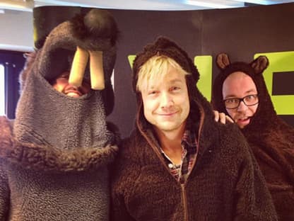 The Bloodhound Gang? Nee, Sunrise Avenue! "The Voice of Germany"-Liebling Samu Haber (M.)´ posiert anlässlich von Radio-Promo in Finnland im kuscheligen Bären-Outfit