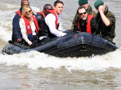 Sienna und Channing wurden mit dem Boot über die Themse gefahren