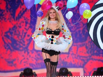 Toni Garrn als sexy Clown