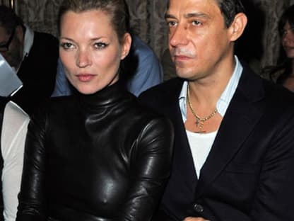 Kate Moss und Lebensgefährte Jamie Hince saßen bei der Show von Label "Miu Miu" in der ersten Reihe