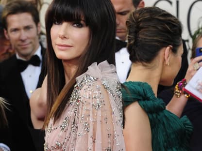 Sandra Bullock kam im langärmeligen Transparenz-Dress von Jenny Packham