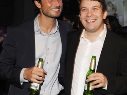 Gut gelaunt: Regisseur Simon Verhoeven und Schauspieler Christian Ulmen feiern ausgelassen. Bei der Afterparty gönnen sie sich erstmal ein kühles Bier