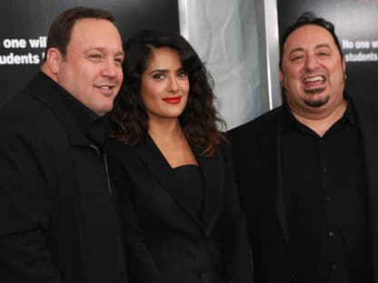 Salma Hayek zwischen zwei Schwergewichten. Das sind Frank Coraci (Regisseur) und Schauspieler Kevin James