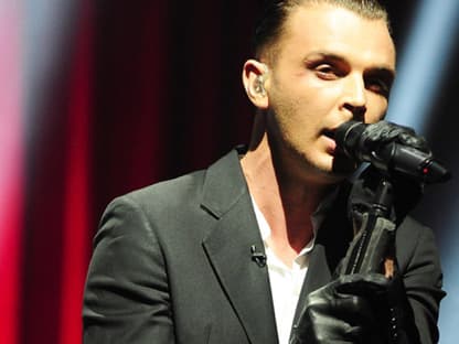 Hurts-Frontmann Theo Hutchcraft gibt in der Selig-Ballade "Ohne Dich" seine Deutsch-Kenntnisse zum Besten