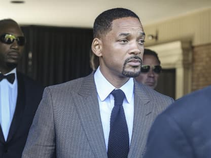 Will Smith in Anzug schaut besorgt