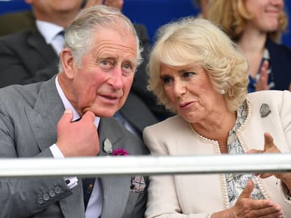 Camilla und Charles besprechen sich 