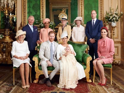 Taufe von Archie: Familienbild mit Harry, William, Meghan, Kate, Charles, Camilla, Meghans Mutter Doria Ragland