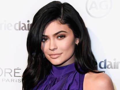 Kylie Jenner lächelt leicht