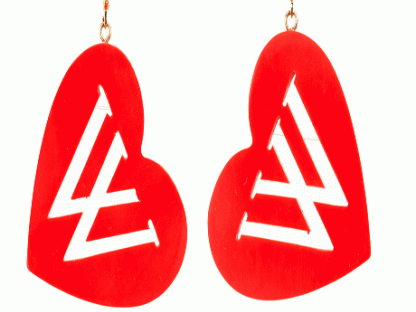 8. September 2012: Diese Plektrum-Ohrringe sind nicht nur etwas für  Groupies des kalifornischen Labels. Die herzigen Schmuckstücke sehen an  jedem Ohr bezaubernd aus! Von Wildfox, ca. 40 Euro