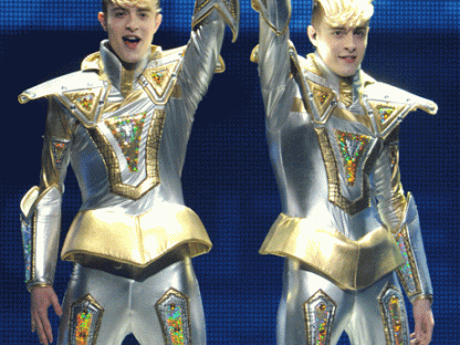 Die irischen Flummis von Jedward, bevor sie sich gemeinsam auf das 19. Siegertreppchen quetschten