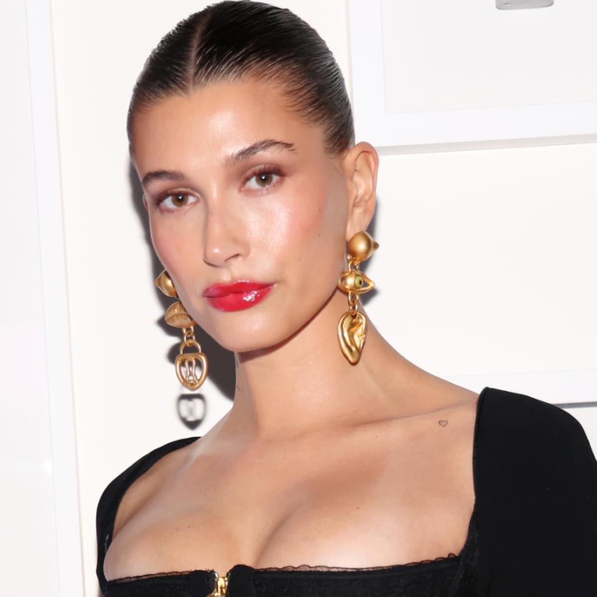 Laut Hailey Bieber: An Weihnachten tragen wir den Sleek Bun