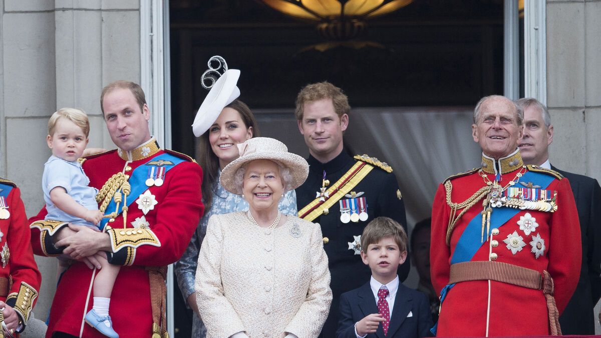 Oh no! Steht Queen Elizabeth II. wegen dem Buckingham Palast vor dem