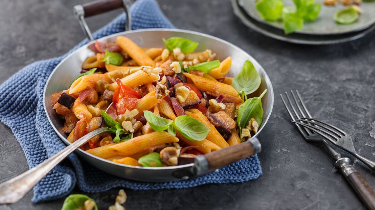 Rezept der Woche: One-Pot-Pasta mit Auberginen, Kirschtomaten, Ricotta ...