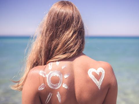 Frau mit Sonnenschutz auf Rücken