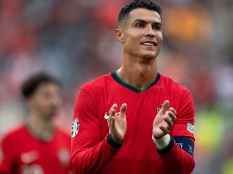 Cristiano Ronaldo klatscht bei dem Portugal-Spiel bei der EM 2024 in die Hände