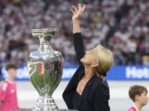 Heidi Beckenbauer schickt einen Luftkuss in den Himmel beim EM-Eröffnungsspiel in München.