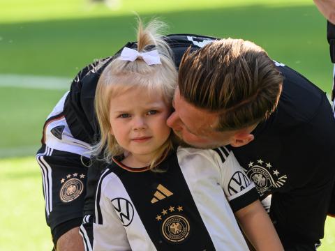 Niclas Füllkrug mit seiner Tochter Emilia 