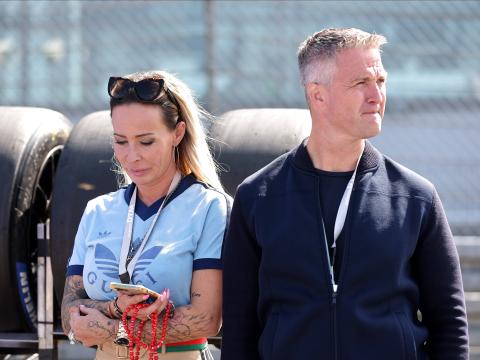 Cora Schumacher und Ralf Schumacher stehen nebeneinander und gucken traurig