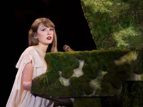 Taylor Swift am grünen Klavier bei Eras-Tour
