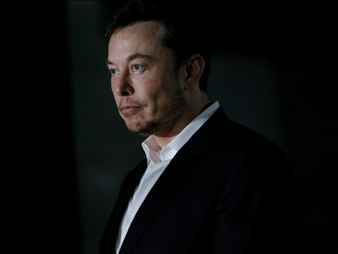 Elon Musk guckt in die Ferne.