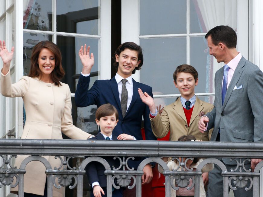 Joachim von Dänemark und seine Familie winken vom Balkon