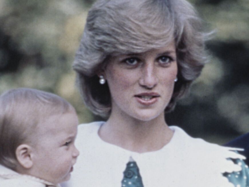 Prinzessin Diana hält Prinz William als Baby im Arm