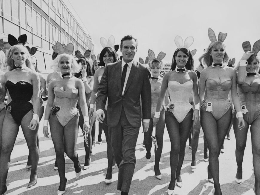 Hugh Hefner mit Playboy-Bunnys 1960