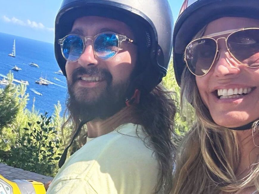 Heidi Klum und Tom Kaulitz fahren auf einer Vespa am Meer entlang