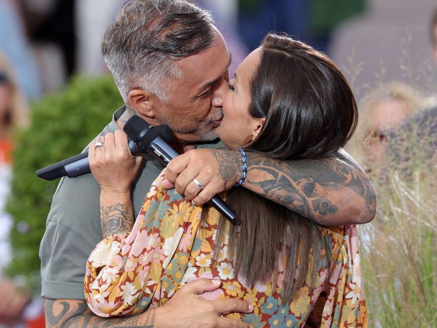 Mike Leon Grosch küsst seine Ehefrau Daniela