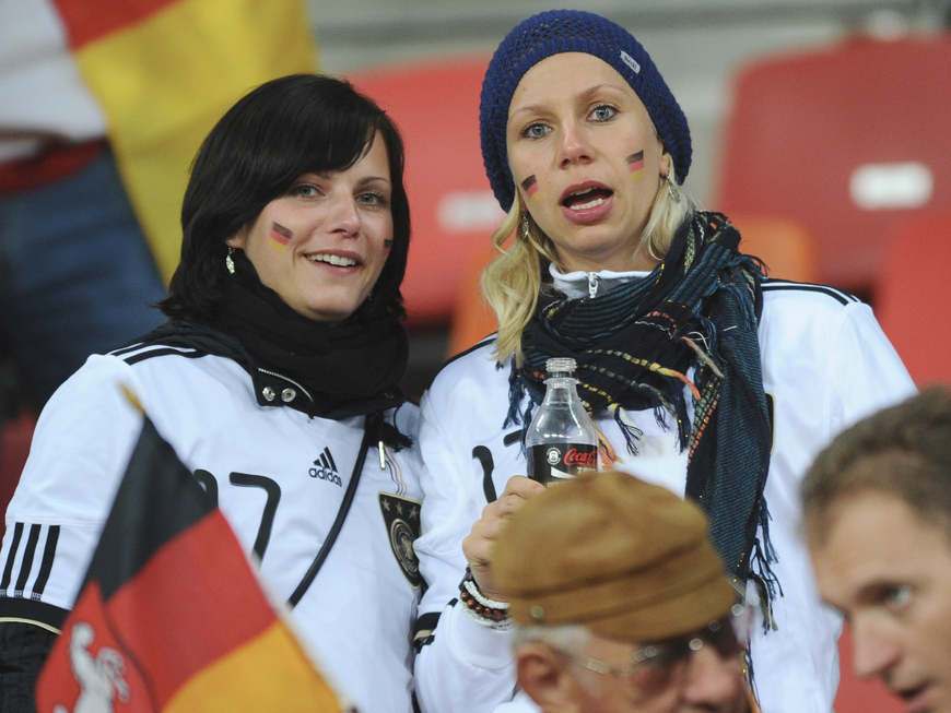 Ulrike Mertesacker mit einer Freundin bei der Weltmeisterschaft 2010