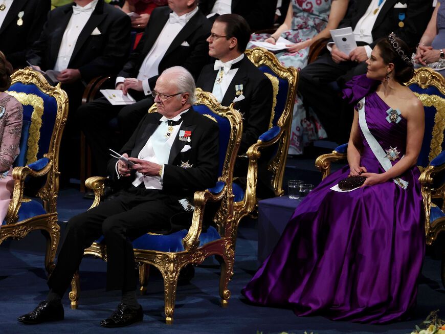 Königin Silvia, König Carl gustaf, Prinz Daniel und Prinzessin Victoria bei der Verleihung des Nobelpreises, 2023. 