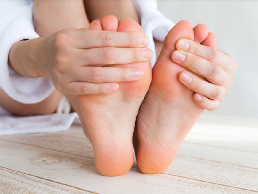 Schmerzende Füße: Wenn der Schuh ständig drückt – kannst du DAS tun