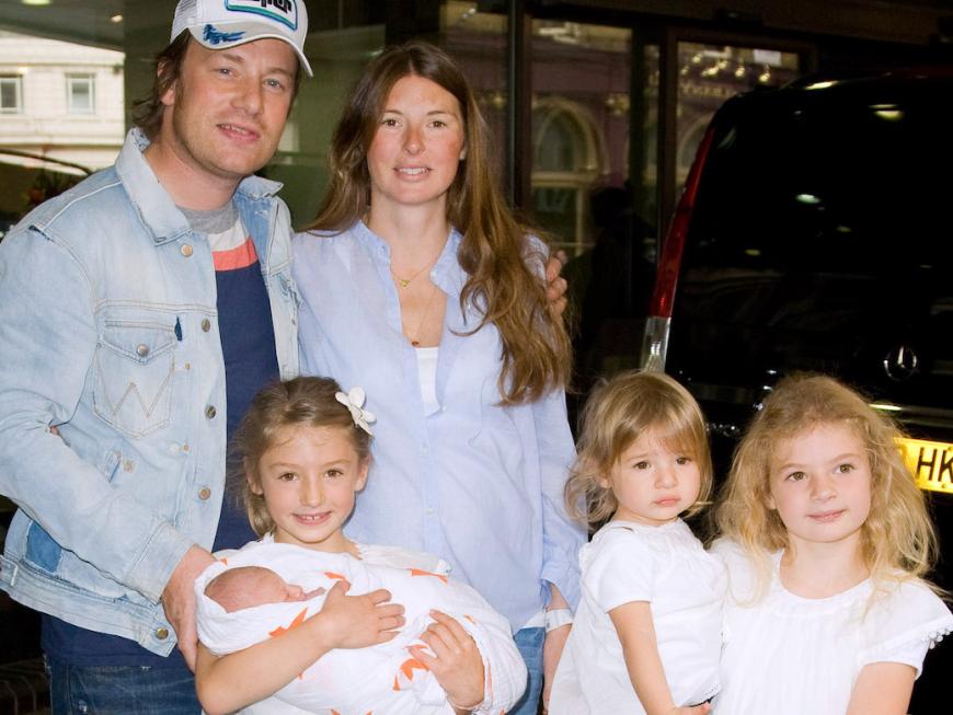 Jamie Oliver mit seiner Ehefrau sowie drei Töchtern und Sohn