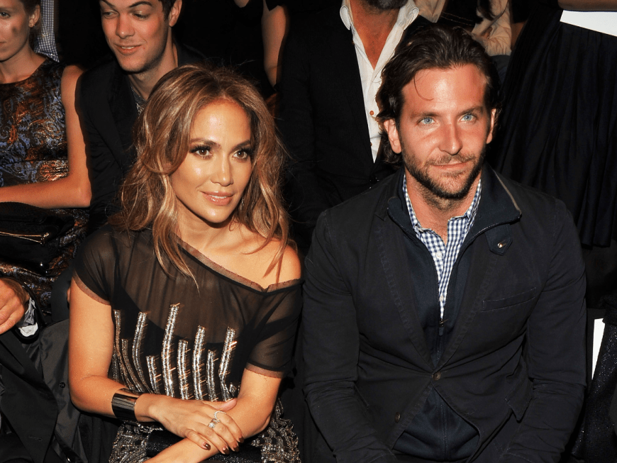 Jennifer Lopez und Bradley Cooper sitzen nebeneinander