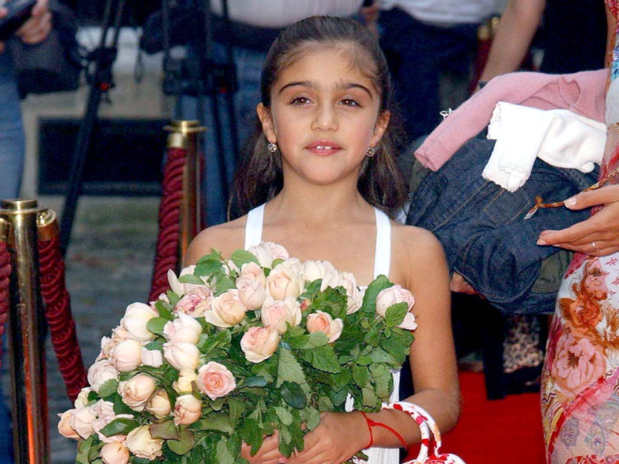 Lourdes als Kind mit Blumenstrauß