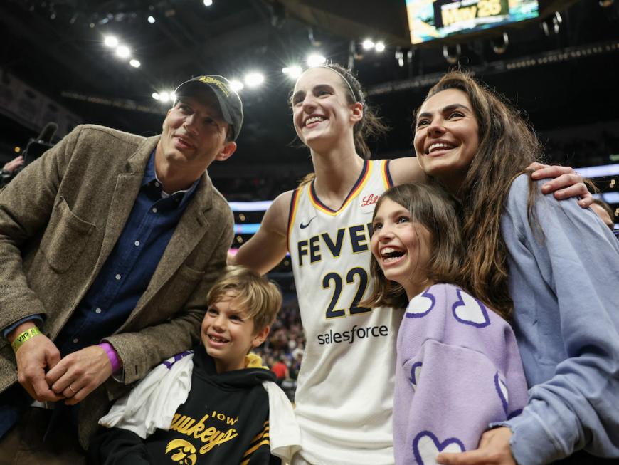 Ashton Kutcher und Mila Kunis mit Kindern beim Basketballspiel