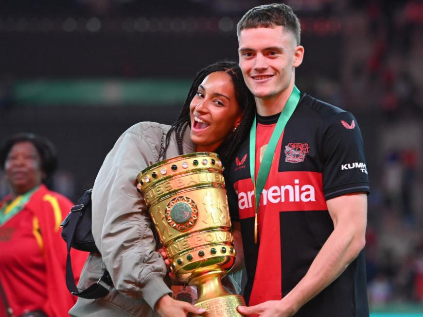 Florian Wirtz und Freundin mit DFB-Pokal