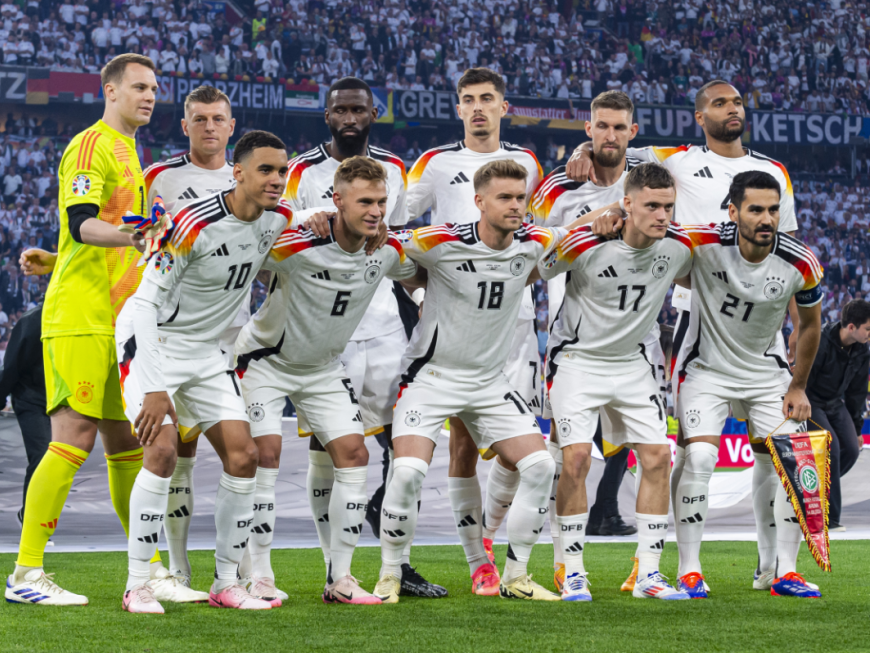 Deutsche Nationalmannschaft bei der EM 2024 Gruppenfoto auf dem Spielfeld