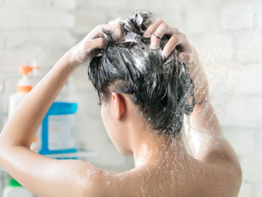 Frau Shampoo-Empfehlung Friseur