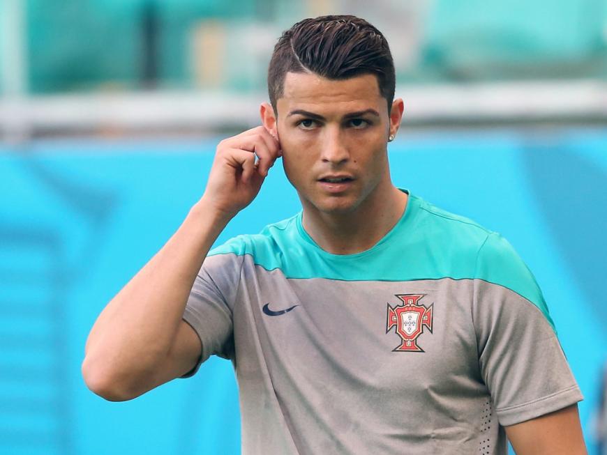 Cristiano Ronaldo fässt sich ans Ohr, 2014