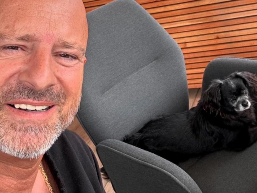 Detlef Steves macht ein Selfie mit seinem Hund Opi