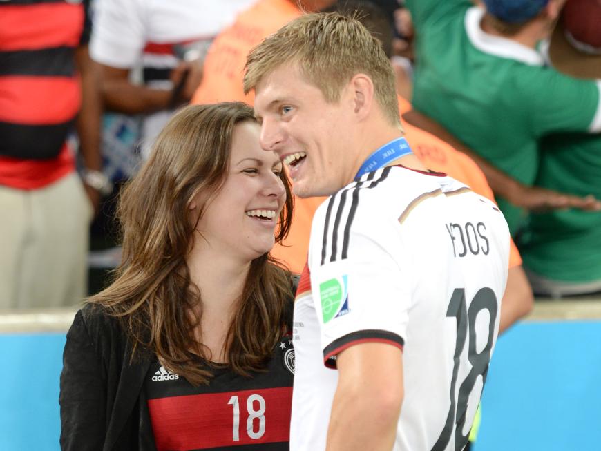 Toni und Jessica Kroos lachen