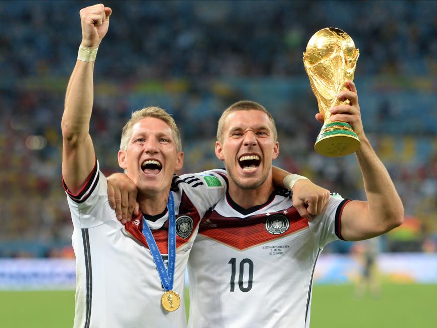 Schweinsteiger und Podolski mit WM Pokal