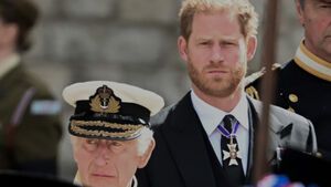 König Charles III. und Prinz Harry bei der Beerdigung von Queen Elizabeth II. in 2022. 