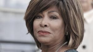 Tina Turner schaut traurig in die Kamera