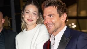Gigi Hadid und Bradley Cooper lächeln