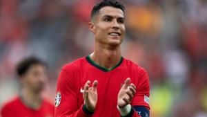 Cristiano Ronaldo klatscht bei dem Portugal-Spiel bei der EM 2024 in die Hände