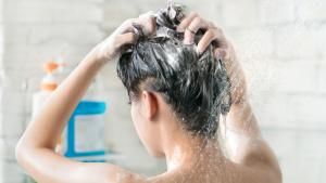 Frau Shampoo-Empfehlung Friseur
