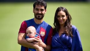 Ilkay Gündogan und Ehefrau Sara Arfaoui mit Sohn Kais beim FC Barcelona 2023